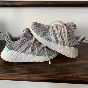 Kids adidas gym shoes